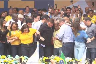Bolsonaro toma susto após instabilidade em palanque
