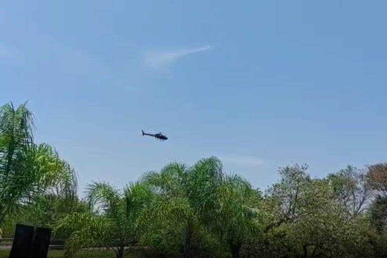 Helicóptero da Polícia Civil sobrevoa área de mata em Piracicaba