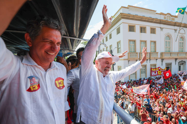 Candidato ao Planalto pelo PT, Lula e Rogério Carvalho, senador e candidato ao governo estadual pelo mesmo partido, participam de passeata em Aracaju, da Praça da Bandeira até a Praça dos Três Poderes