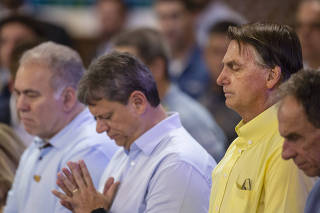 Presidente Jair Bolsonaro ao lado de Tarcisio de Freitas, partiticipa de Missa na catedral de Nossa Senhora Aparecida