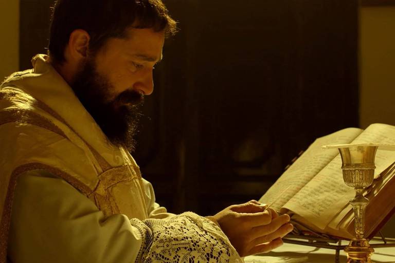 Shia LaBeouf em cena do filme "Padre Pio", de Abel Ferrara