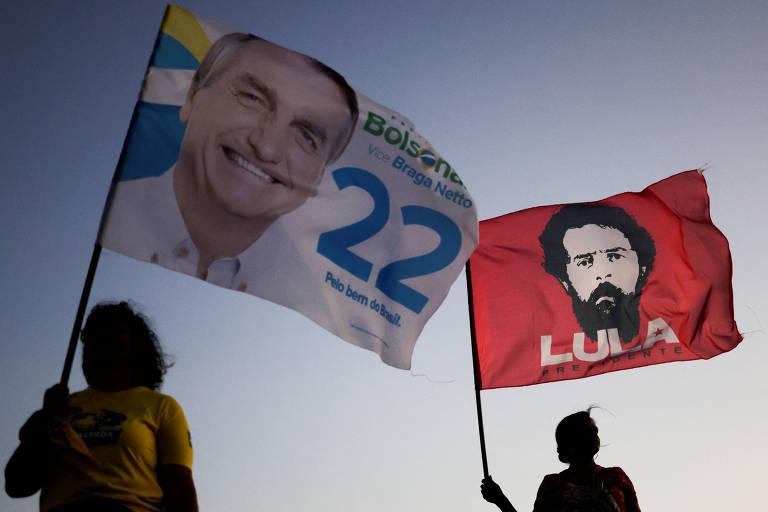 Bandeiras de apoio a Bolsonaro e a Lula agitadas por apoiadores em Brasília