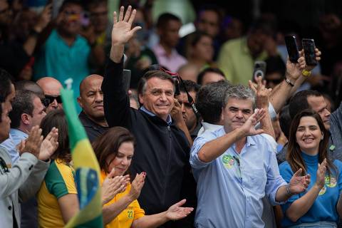DUQUE DE CAXIAS, RJ, 14.10.2022: O presidente Jair Bolsonaro, durante campanha para reeleição na praça do Pacificador, no centro de Duque de Caxias, na Baixada Fluminense. (Foto: Eduardo Anizelli/Folhapress)