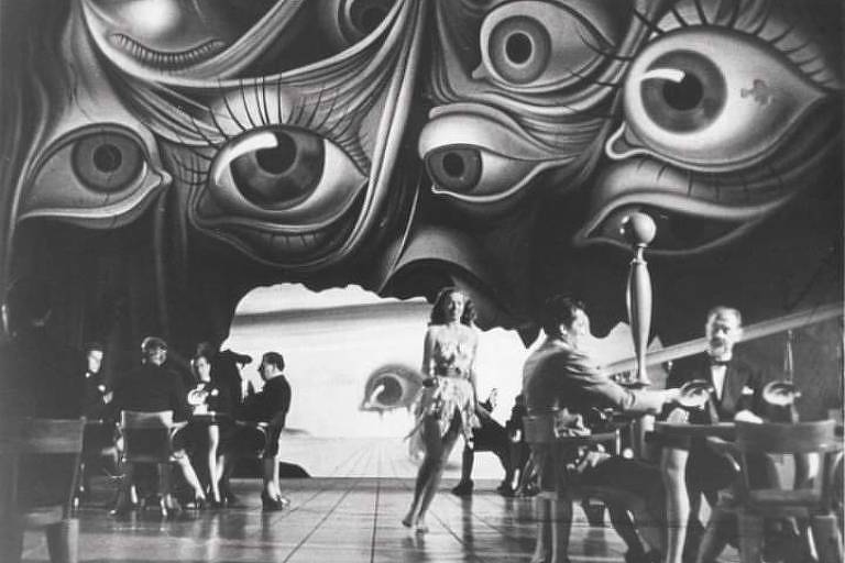 painel de cortinas de veludo mostra olhos arregalados pintados por Salvador Dalí