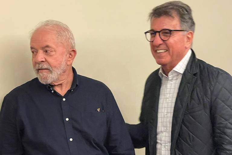 O ex-presidente Lula (PT) conversa com o empresário Paulo Marinho, ex-aliado de Jair Bolsonaro (PL)