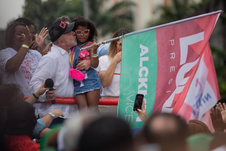 O ex-presidente Lula (PT) em passeata com a população do Complexo do Alemão, no Rio de Janeiro, em ato para manter votos dos mais pobres