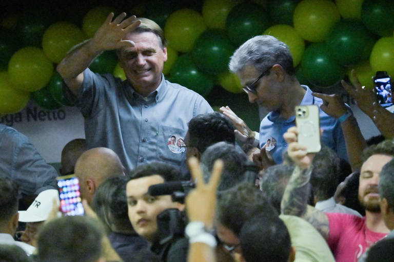 Jair Bolsonaro (PL) acena a apoiadores ao lado de Romeu Zema (Novo) em evento de sua candidatura em Minas Gerais, estado considerado por ele estratégico para o segundo turno do pleito presidencial