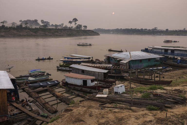 Fumaça cobre o céu na área do rio Purus, em frente à cidade de Labrea, no sul do Amazonas