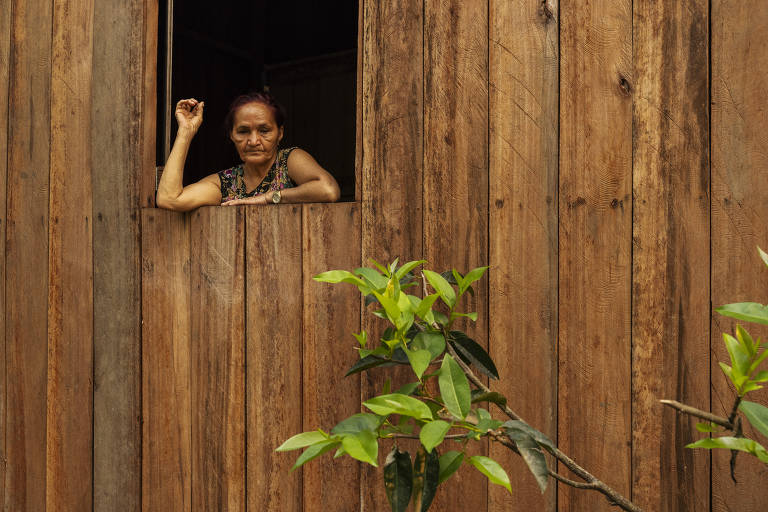 Maria dos Anjos Nogueira, 65, conversa da janela de sua casa, na Terra Indigena Caititu, perto de Lábrea