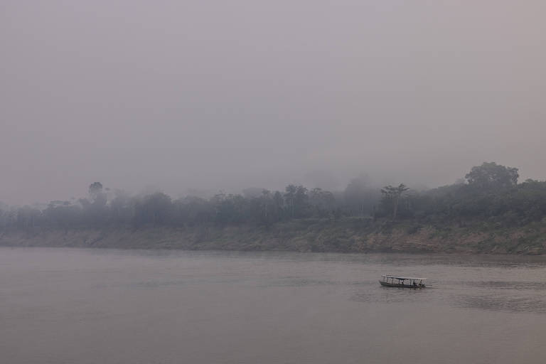 Fumaça encobre as embarcações no rio Purus, em Lábrea