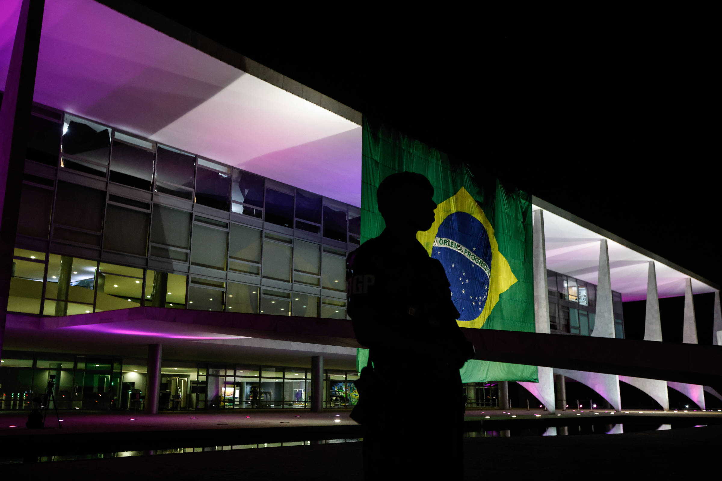 Vento derruba bandeira do Brasil gigante que Bolsonaro mandou estender no Planalto