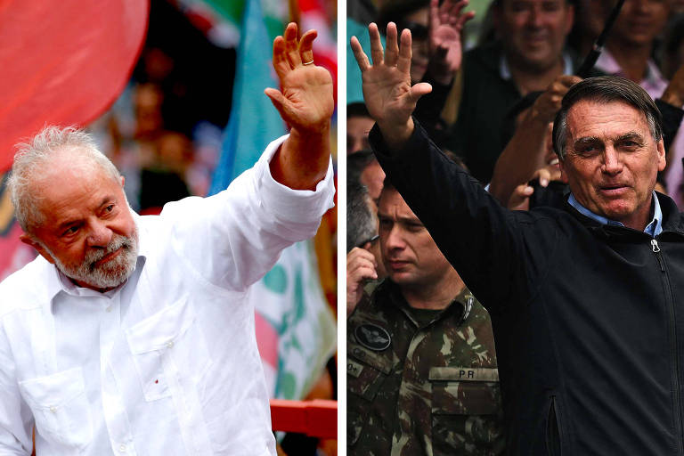 Lula de camisa branca acena com a mão esquerda para o alto, Bolsonaro de casaco preto e sorrindo, acena com o braço direito