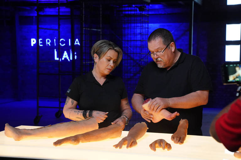 Telma Rocha e Ricardo Salada no programa Perícia Lab, da AXN