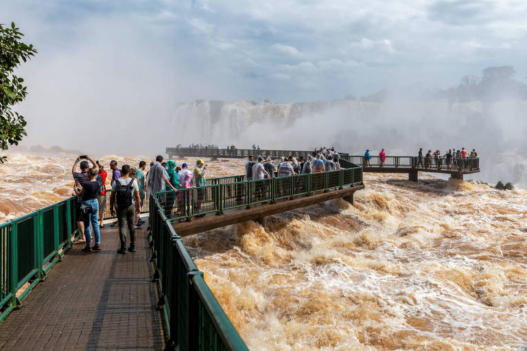 Passarela das Cataratas do Iguaçu (PR) é reaberta a turistas