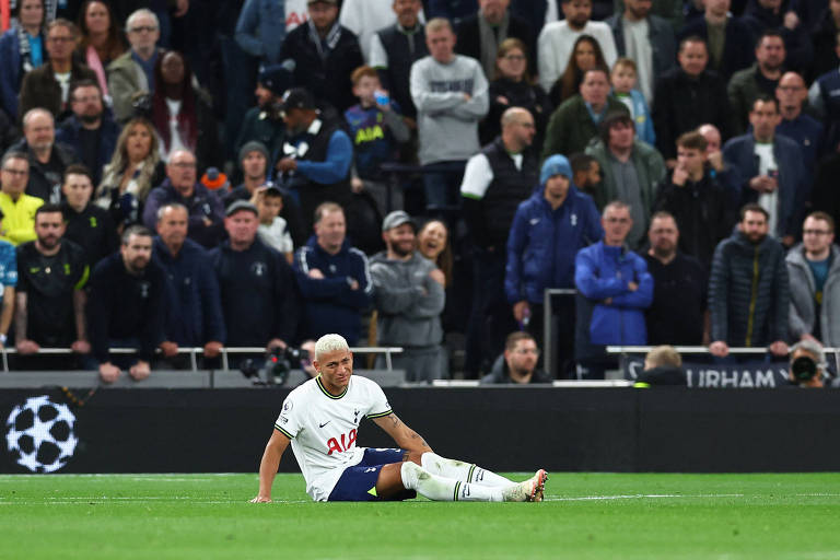 Atacante brasileiro Richarlison sofre lesão na partida entre Tottenham e Everton pela Premier League neste sábado (15)