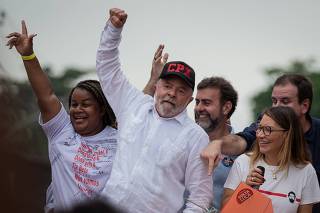 Lula durante campanha no Complexo do Alemão