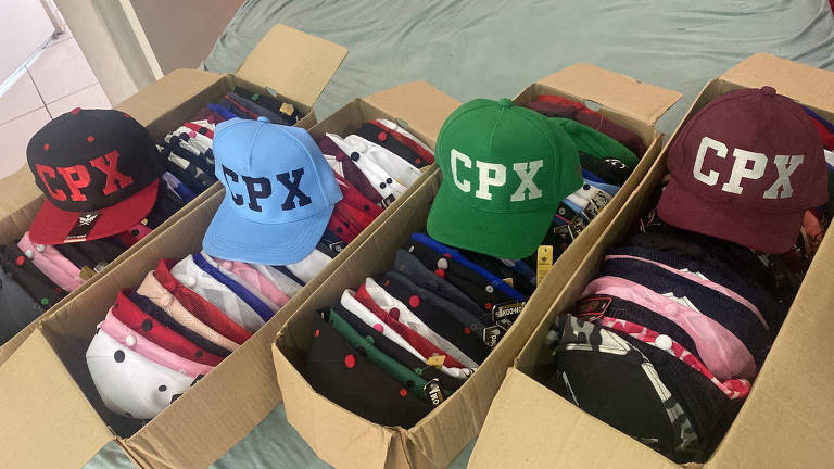 Veja fotos do boné 'CPX', usado por Lula em comício no Complexo do Alemão