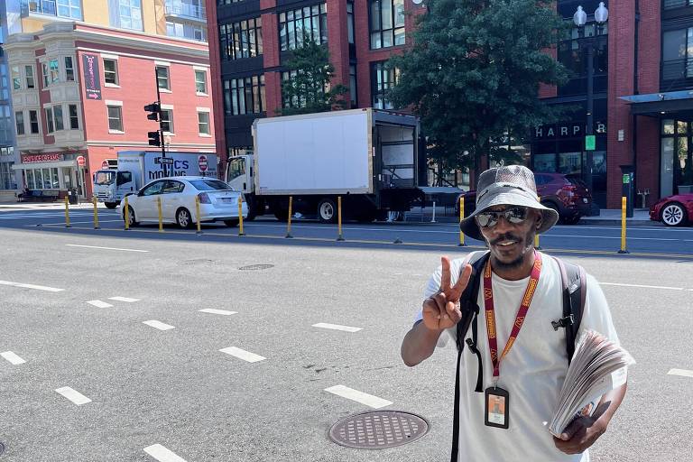 Ron Dudley, vendedor dos jornais Street Sense, na rua 14, em Washington
