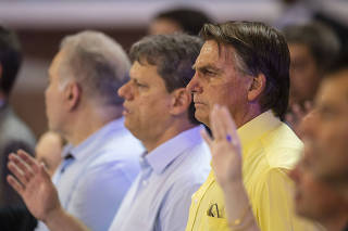 Presidente Jair Bolsonaro , ao lado de Tarcisio de Freitas, assite missa  no Santuario Nacional da Nossa Senhora  Aparecida