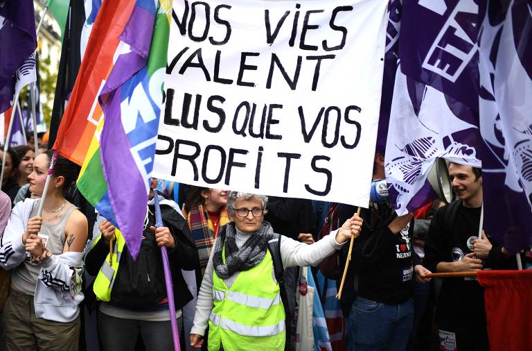 Paris marcha contra os altos custos de vida e a inação climática