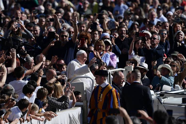 Papa Francisco abençoa fiéis na praça de São Pedro, no Vaticano