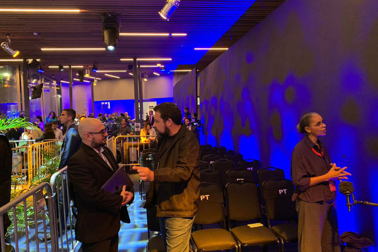 Deputado federal eleito Guilherme Boulos (PSOL-SP) e a ex-ministra Marina Silva (Rede-SP) chegam ao lounge de convidados para acompanhar o debate  