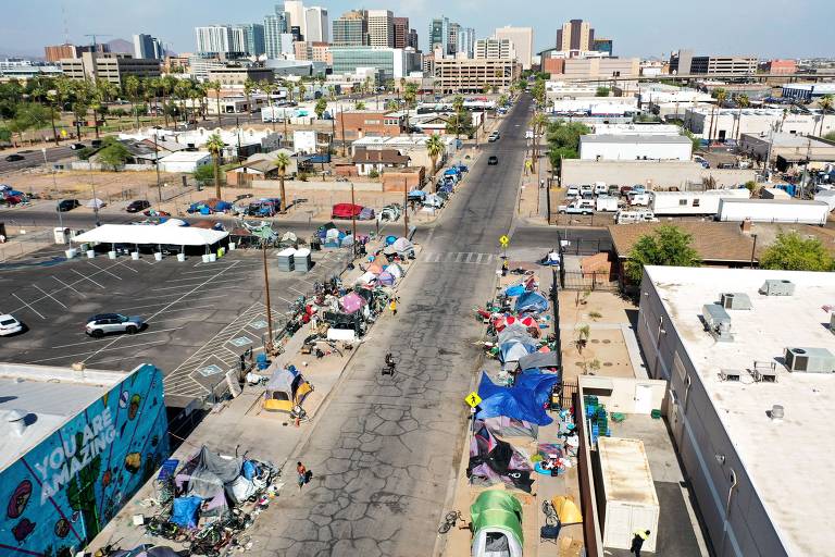 Rua onde dezenas de pessoas em situação de rua instalam barracas em Phoenix, no Arizona