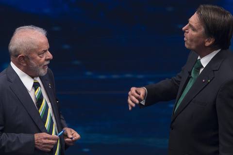 SÃO PAULO, SP, 16.10.2022 - O presidente Jair Bolsonaro (PL) e o ex-presidente Luiz Inácio Lula da Silva (PT) durante o primeiro debate do 2º turno das eleições 2022 para presidente, na TV Bandeirantes, em São Paulo. (Foto: Marlene Bergamo/Folhapress)
