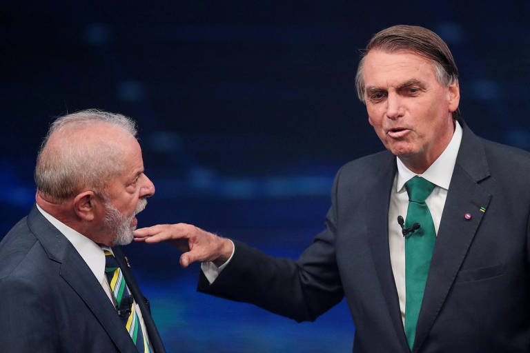 Luiz Inacio Lula da Silva e Jair Bolsonaro durante o debate deste domingo (16)
