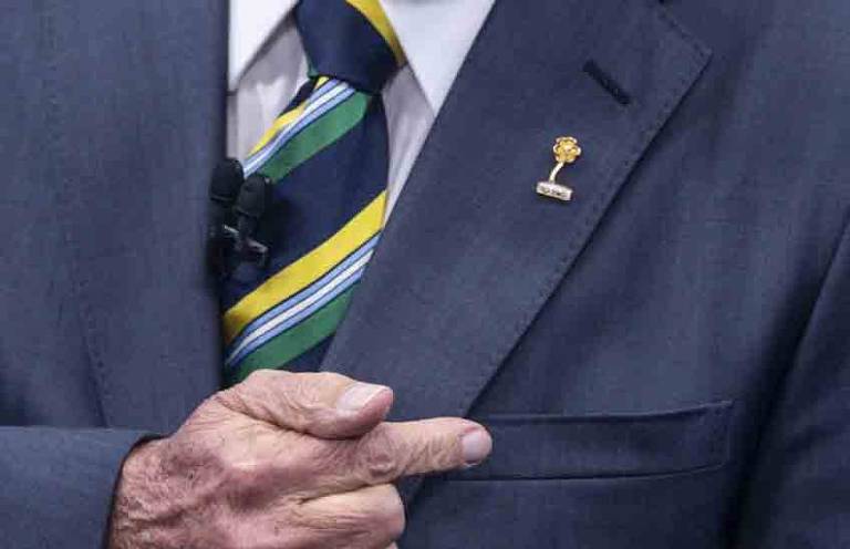 Lula usa broche da Campanha Nacional de Mobilização de Combate à Violência Sexual contra Crianças e Adolescentes