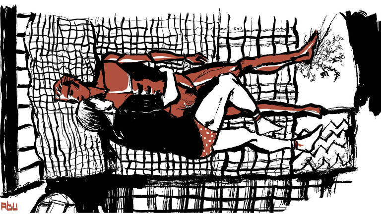 Cena da série Dahmer, em que, sob o ângulo de uma câmera no teto, o protagonista aparece deitado de costas em sua cama, de cueca, meias e camiseta, abraçado a um manequim masculino de vitrine.