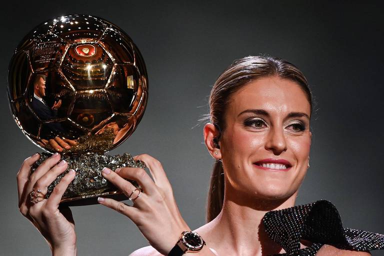 Alexia Putellas com a Bola de Ouro de melhor jogadora da última temporada