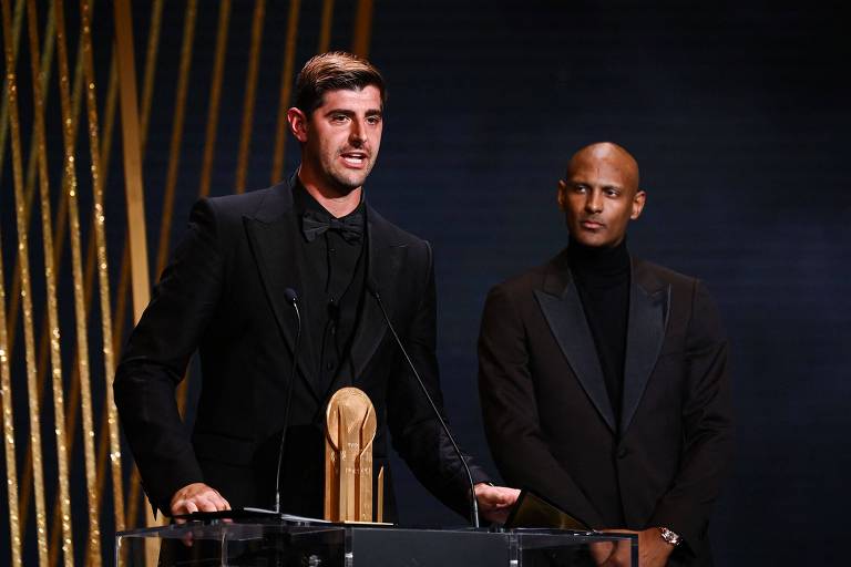 Thibaut Courtois com o troféu de melhor goleiro da temporada