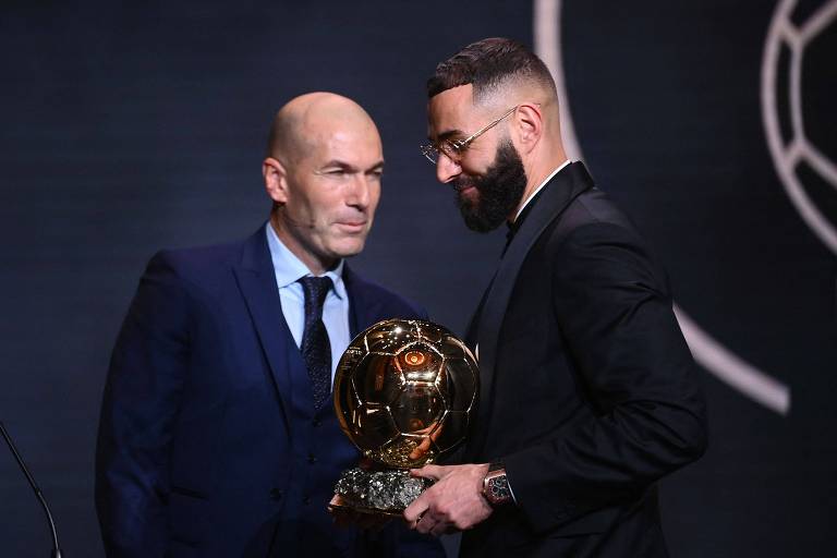 Karim Benzema recebe a Bola de Ouro das mãos de Zinedine Zidane nesta segunda-feira