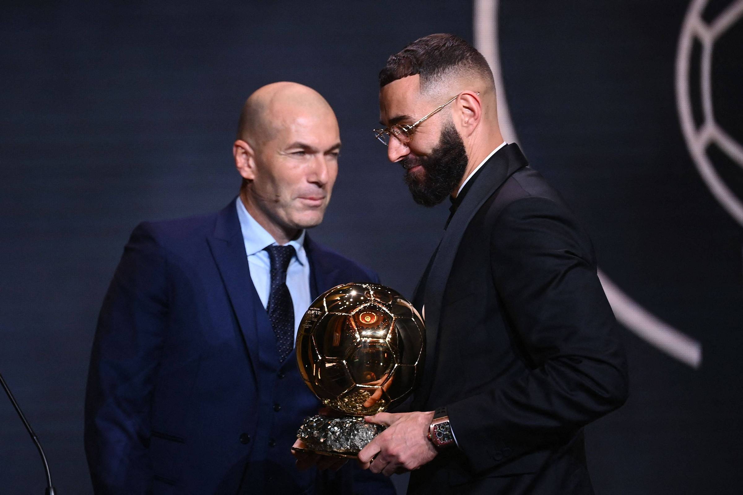 Karim Benzema, do Real Madrid, é eleito melhor jogador do mundo; confira  outros vencedores - Folha PE