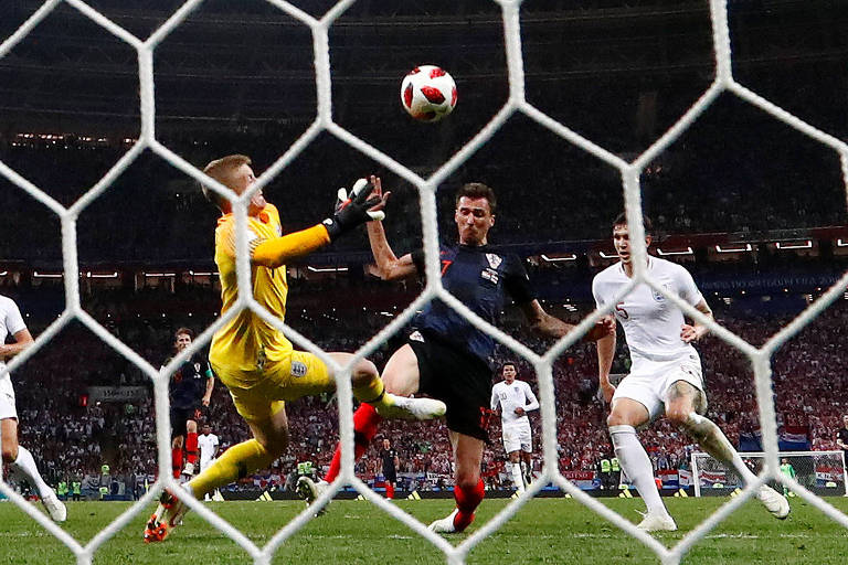 Jordan Pickford faz defesa para a Inglaterra na semifinal de 2018 contra a Croácia