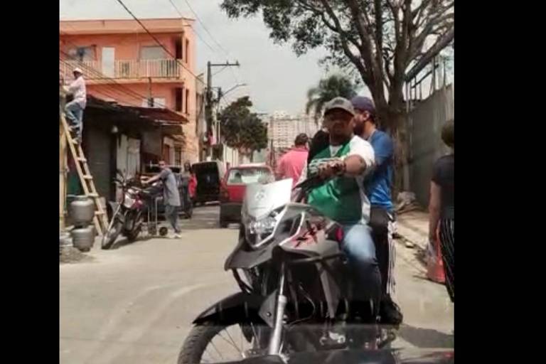 Felipe Silva de Lima, 28, dirige moto com homem na garupa antes de ser baleado