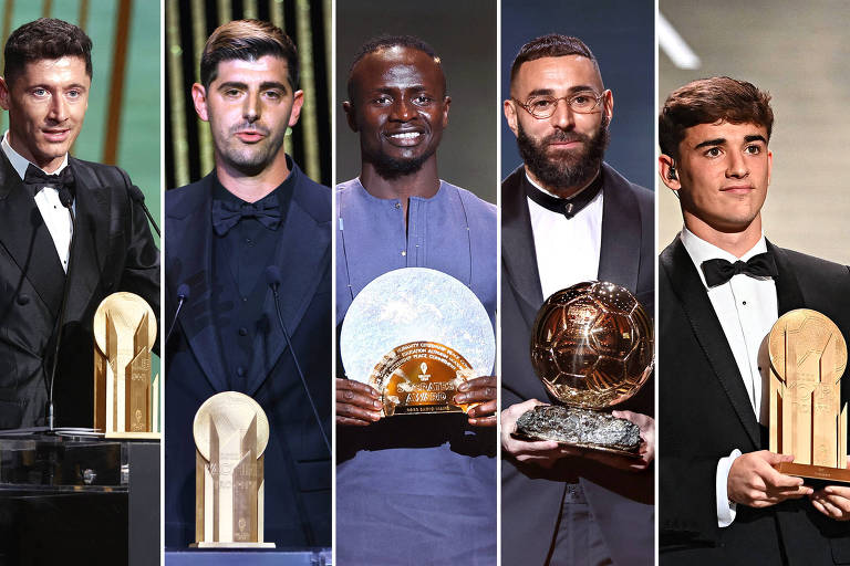 Os premiados no evento Bola de Ouro de 2022, em Paris, a partir da esquerda, cada um no palco, de pé, usando traje de festa e com o respectivo troféu: Robert Lewandowski, Thibaut Courtois, Sadio Mané, Karim Benzema e Gavi