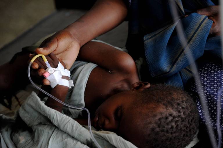 Criança é atendida em um hospital na Somália após sofrer de desnutrição causada por uma infecção de cólera