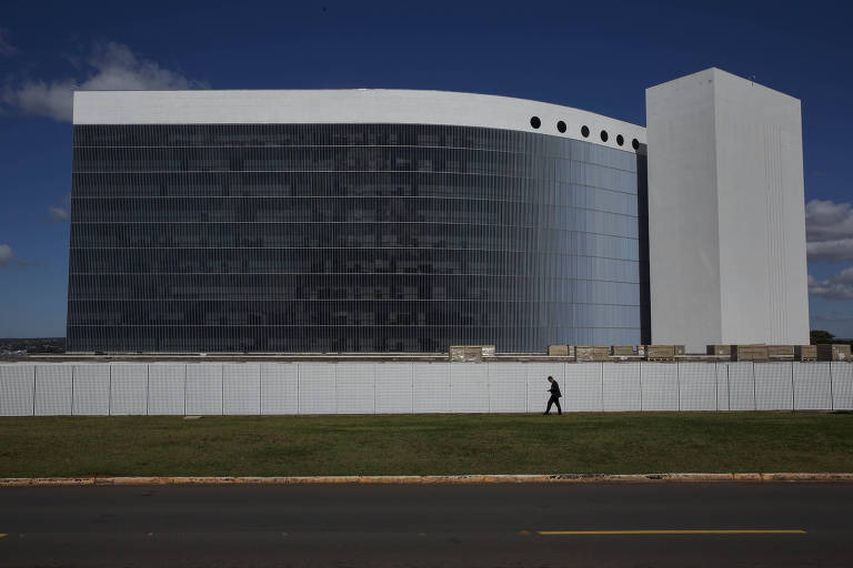 Fachada do Tribunal Superior Eleitoral (TSE) em Brasília, prédio modernista