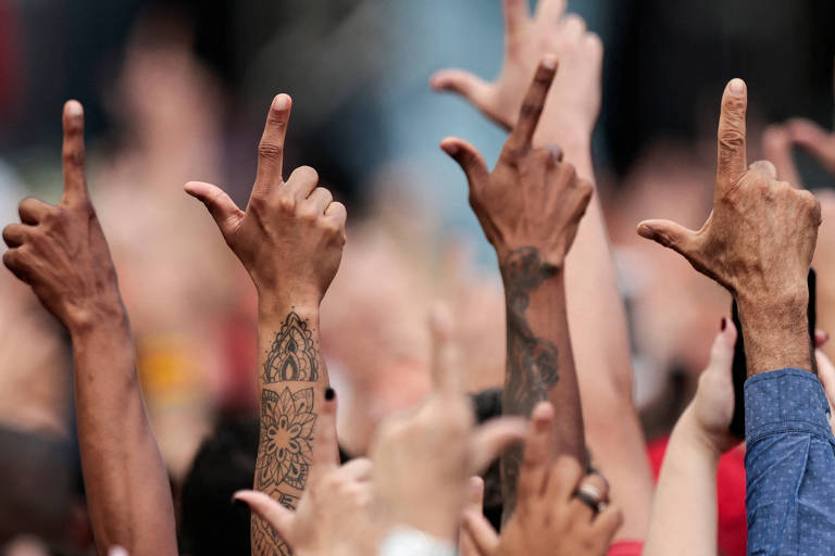 Imagem mostra braços de várias pessoas. As mãos fazem o "L" de Lula.