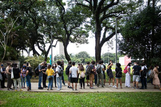 Estudantes com máscaras na fila do bandejão da USP