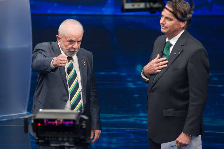 Os candidatos à Presidência Luis Inácio Lula da Silva  e Jair Bolsonaro lado a lado no último debate