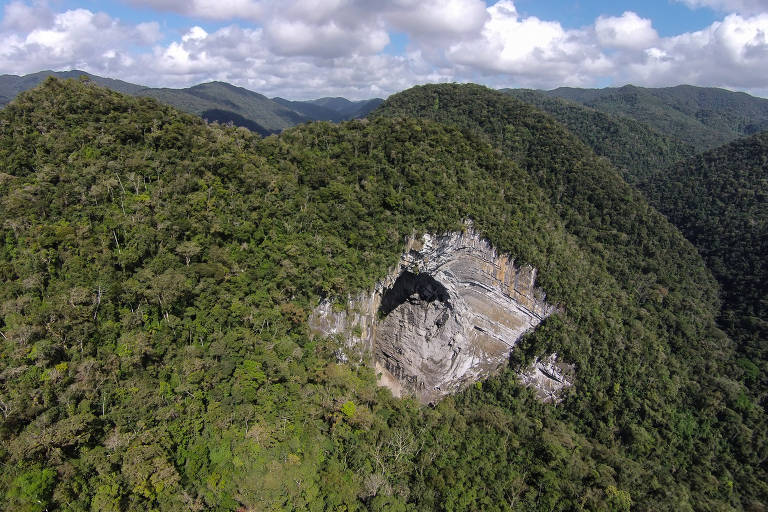 Gruta Casa de Pedra, no Petar, em Iporanga (SP), maior pórtico de caverna do mundo, segundo o Guinness