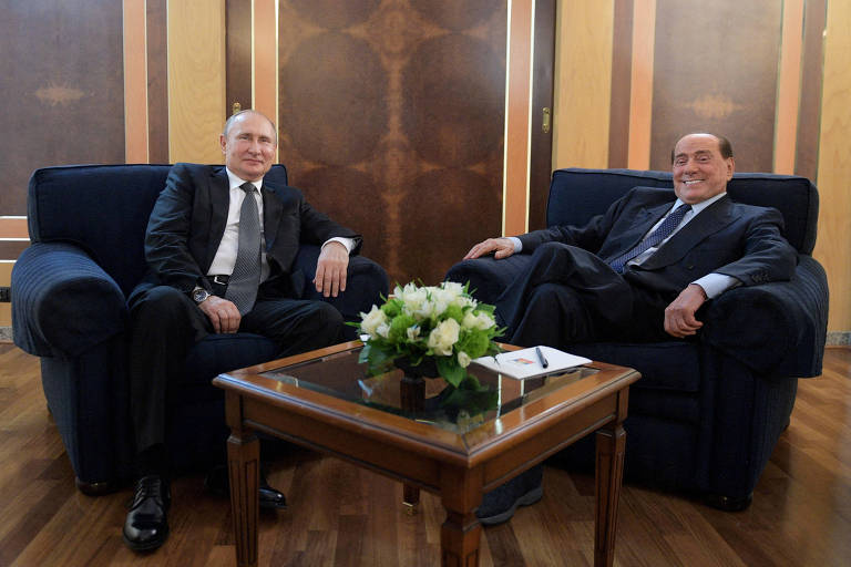 Vodca dada por Putin a Berlusconi viola sanções contra Rússia, diz União Europeia
