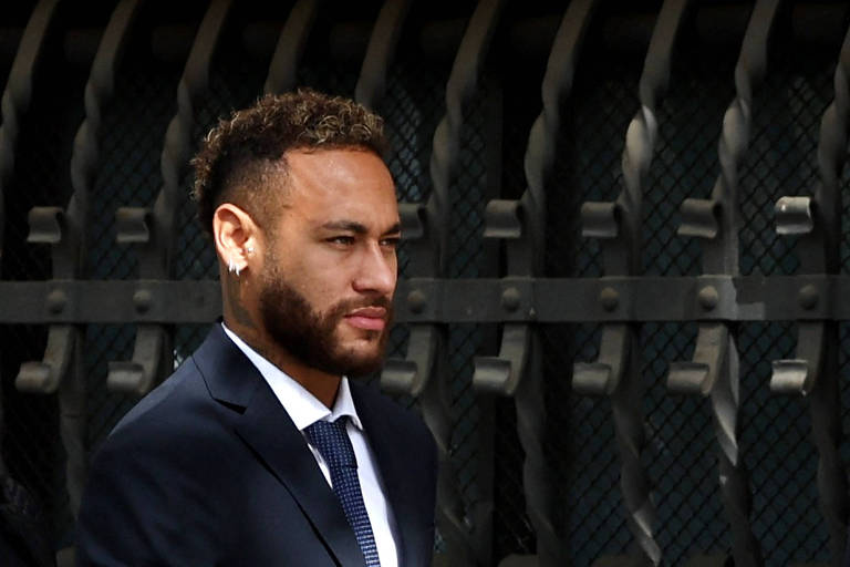Neymar chega para a sessão do julgamento de corrupção em Barcelona