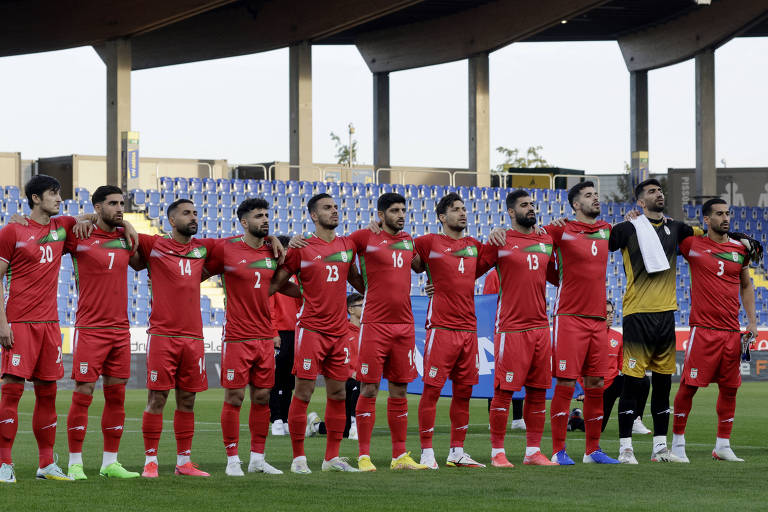 Jogadores do Irã perfilados antes do início do amistoso contra o Uruguai
