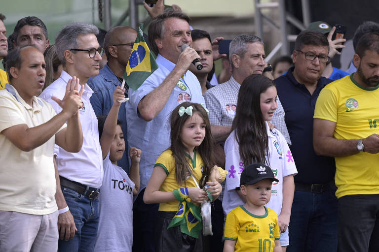 O presidente do Brasil e candidato à reeleição Jair Bolsonaro (PL) fala durante um comício de campanha em Juiz de Fora, Minas Gerais, ao lado do governador reeleito Romeu Zema (Novo), seu aliado no segundo turno