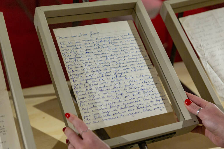 mulher segura carta escrita à mão
