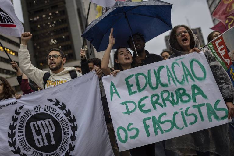 Em São Paulo, estudantes protestam contra cortes na Educação